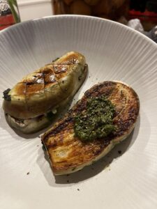 採れたての茄子で作ったステーキの一皿