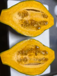 縦に切ったロロンかぼちゃの断面（きめが細かく、鮮やかなオレンジ色の果肉）