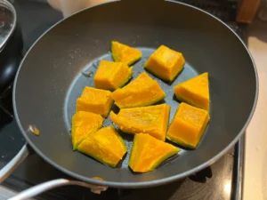 フライパンで蒸し焼きにしたロロンかぼちゃ(ホクホクとした栗のような食感)
