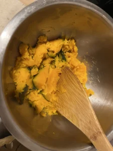 蒸したロロンかぼちゃを皮ごと潰したところ