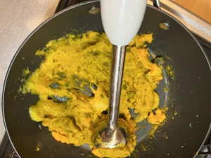 蒸したロロンかぼちゃと玉ねぎをブレンダーでペーストにしているところ